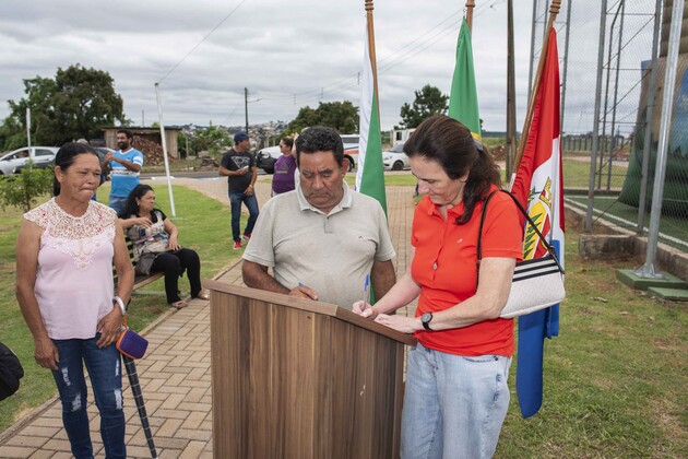 Olívio Batista Leal e a vice-prefeita, Rita Araújo, fizeram a assinatura simbólica do termo de permissão