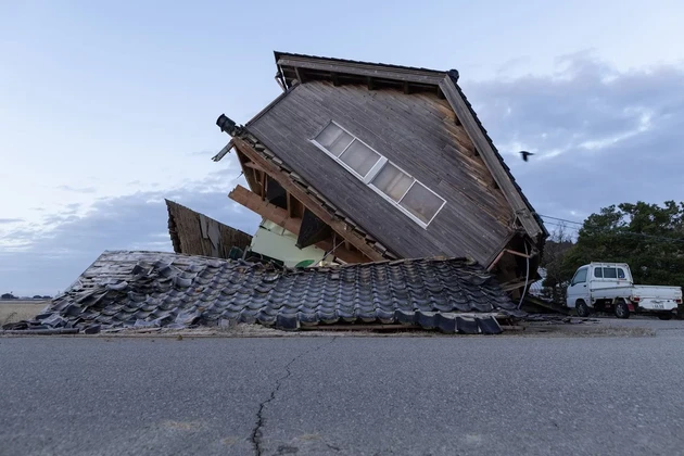 Casas, edifícios e estradas foram afetadas pelos tremores