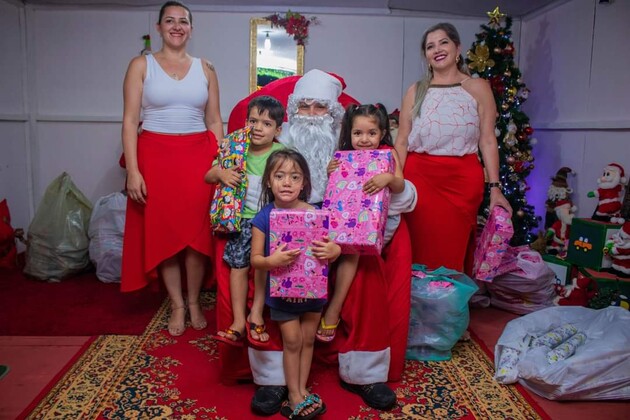 Kelly Oliveira presenteou as crianças na última sexta-feira (15) durante as comemorações de natal no município. A secretária de Assistência Social, Tatiane Oliveira, também participou da ação