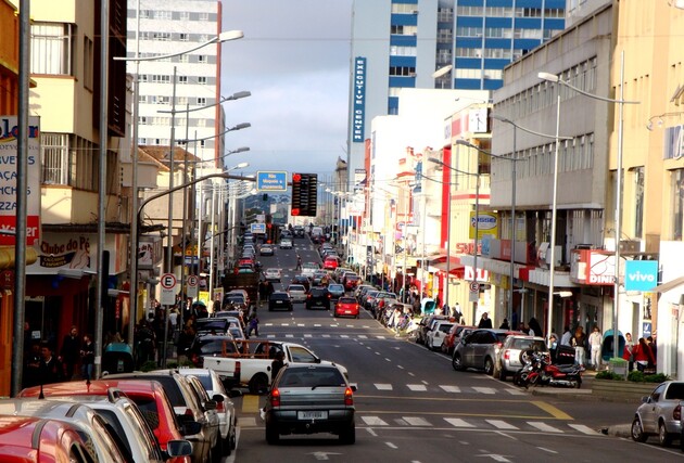 Avenida Vicente Machado, no Centro de Ponta Grossa