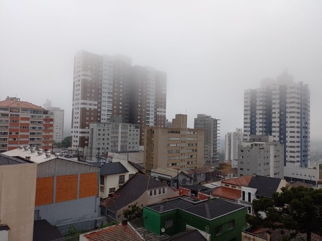 Em Ponta Grossa, o ambiente continua sujeito a chuvas em função da presença de um sistema de baixa pressão na altura do sul do Brasil