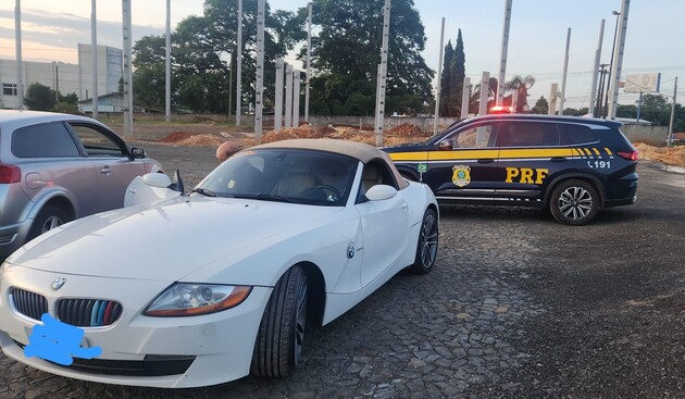 Carro foi abandonado pelos criminosos no pátio de uma empresa em Ponta Grossa