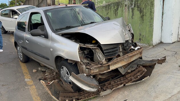 O condutor do veículo Renault Clio não teve a visão do veículo Peugeot 208 que estava entrando em uma residência do lado direito da via e acabou colidindo.