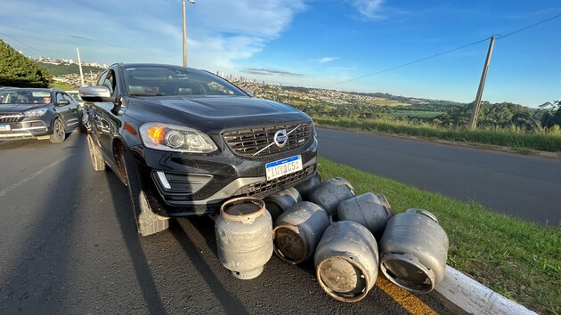 Aproximadamente 200 botijões caíram e atingiram dois veículos que estavam atrás; um Honda Civic e um Volvo XC60 T5.