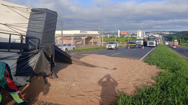 Parte da carga caiu sobre a pista no sentido Curitiba