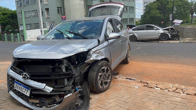 Veículos colidiram no cruzamento das ruas Coronel Dulcídio com Ricardo Lustosa Ribas, na Vila Estrela.