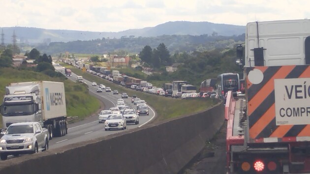 BR-277 no trecho que sai de Curitiba sentido Ponta Grossa tem trânsito intenso.