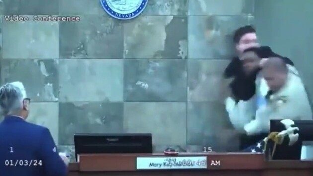 Imagem ilustrativa da imagem Homem "voa" sobre mesa e ataca juíza em tribunal; veja vídeo