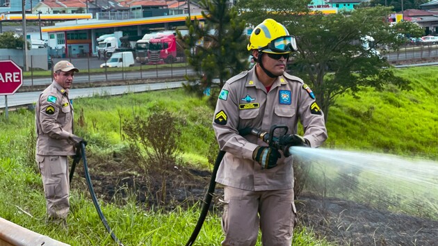 Os Bombeiros lembram que queimadas urbanas são proíbidas pela Legislação Municipal.