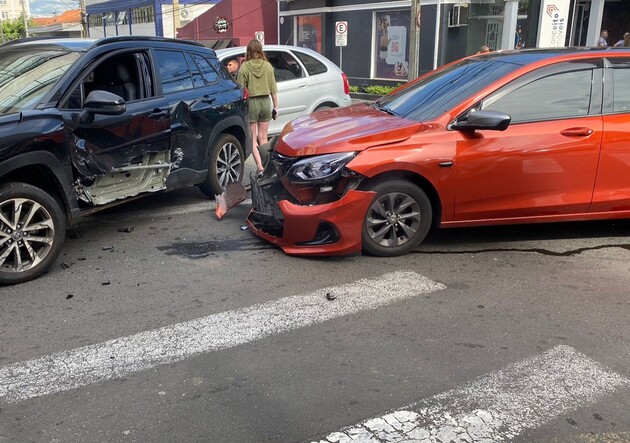 Acidente ocorreu no cruzamento das ruas Theodoro Rosas e Francisco Ribas.