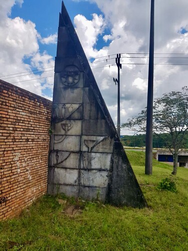 Monumento foi um presente do artista ao Paraná.