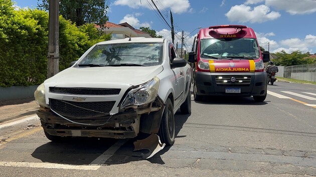 Acidente ocorreu no cruzamento das ruas Prefeito Albari Gruimarães e Professora Cláudia Ivone Carneiro.