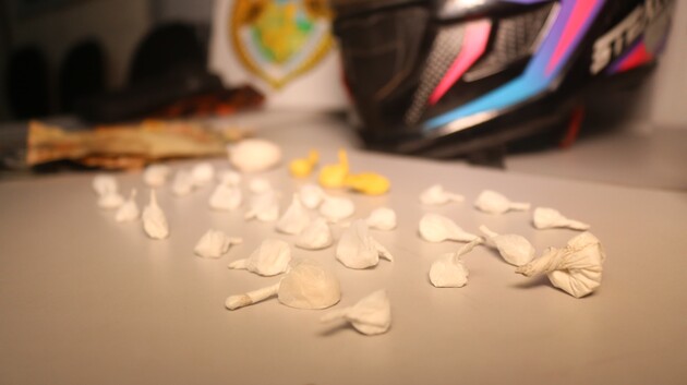 32 invólucros de cocaína foram apreendidos, contabilizando aproximadamente 16 gramas