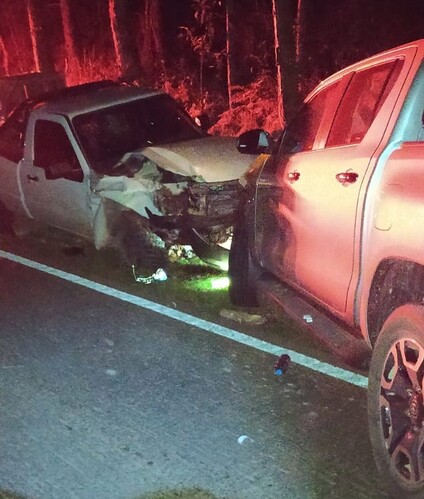 Caminhonetes Ford Ranger, com placas de Guamiranga, e Toyota Hilux, com placas de Imbituva, se envolveram em uma colisão frontal.