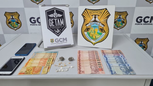 Foram apreendidos pacotes de maconha, crack e cocaína, além de R$ 542 em dinheiro