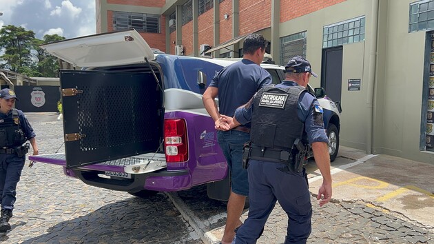A Guarda Municipal foi acionada, realizou a prisão do suspeito e encaminhou para a 13ª Subdivisão Policial.