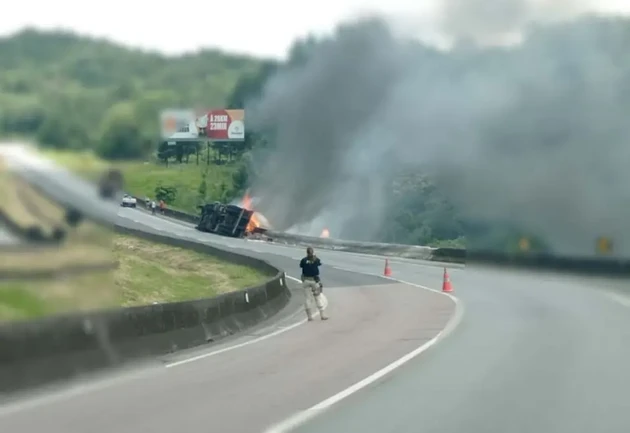 Caminhão tomba, provoca incêndio e interdita a BR-116, em Campina Grande do Sul
