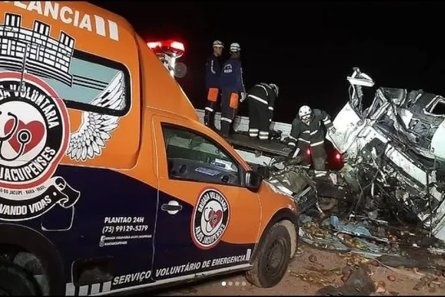 O caminhão transportava mangas e a colisão foi frontal