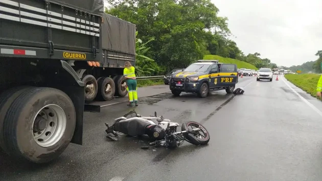 Ainda não há informações sobre a identidade do motociclista morto na colisão