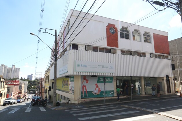 A Agência do Trabalhador, que fica na Rua Santana, esquina com a Rua Dr. Colares, no centro de Ponta Grossa