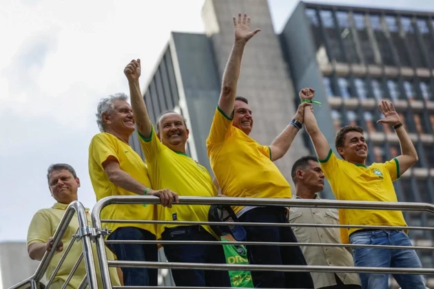 Bolsonaro esteve ao lado de governadores e deputados