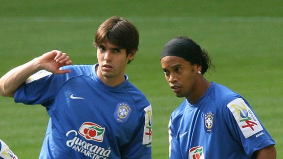 Ronaldinho Gaúcho e Kaká defendendo a seleção brasileira em busca de um novo título