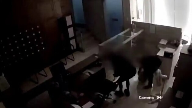 imagem interna mostra os ladrões vasculhando o cômodo