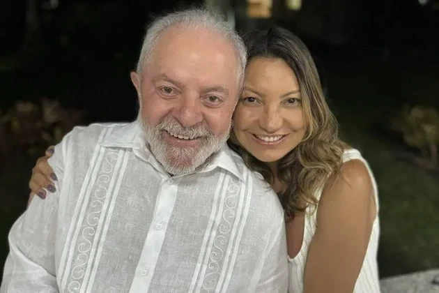 Na virada do ano, a primeira-dama Janja publicou uma foto ao lado de Lula que passou a folga de fim de ano na ilha Restinga de Marambaia, no Rio de Janeiro.
