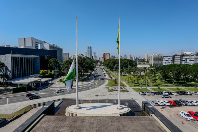 Bandeira do Paraná a meio mastro