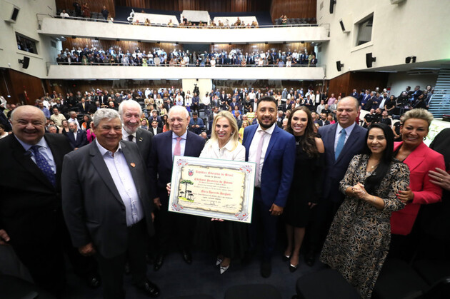 Solenidade realizada na noite desta terça-feira (27) lotou o Plenário da Assembleia Legislativa do Paraná