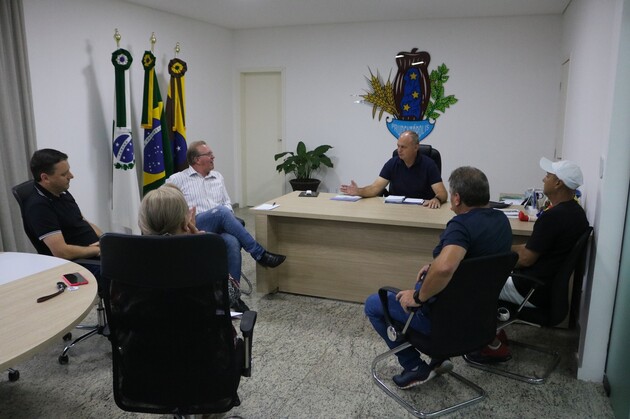 O prefeito de Prudentópolis, nos Campos Gerais, Osnei Stadler, recebeu, na manhã desta terça-feira (16), em seu gabinete, a visita do Sindicato dos Servidores Públicos Municipais de Prudentópolis