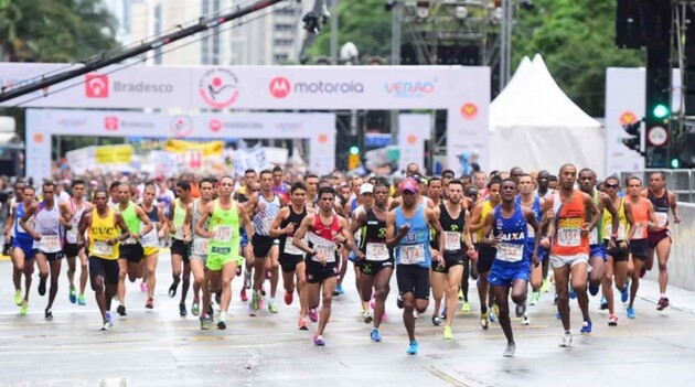 Corredores de elite e atletas amadores percorrem os 15 km na busca por objetivos pessoais