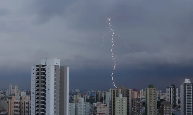 Alerta laranja para tempestade, chuva intensa, raios e ventania para grande parte do Brasil
