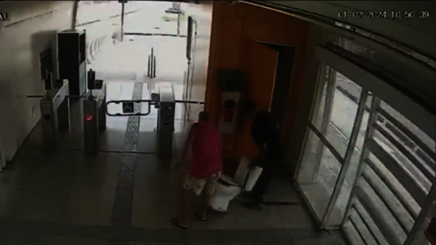 Os dois indivíduos entraram no banheiro da estação e, alguns minutos depois, saíram carregando o vaso sanitário.