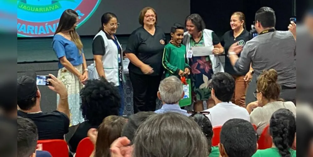 Estudante e professora da classe foram premiados