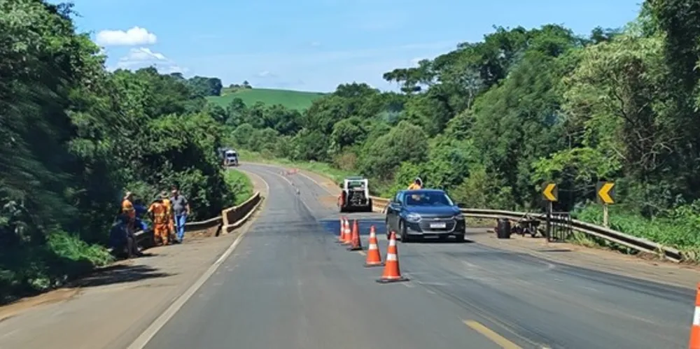 Uma obra de reparo está sendo realizada na ponte sobre o rio Capivari na BR-153