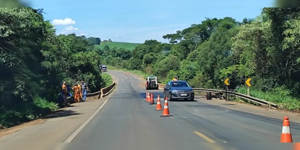 Uma obra de reparo está sendo realizada na ponte sobre o rio Capivari na BR-153