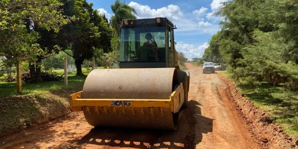 Nestas áreas são realizados os serviços de escarificação e compactação do leito, com a colocação de cascalho em toda a extensão da via
