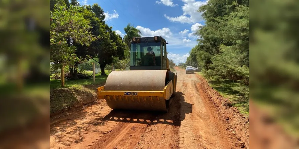 Nestas áreas são realizados os serviços de escarificação e compactação do leito, com a colocação de cascalho em toda a extensão da via