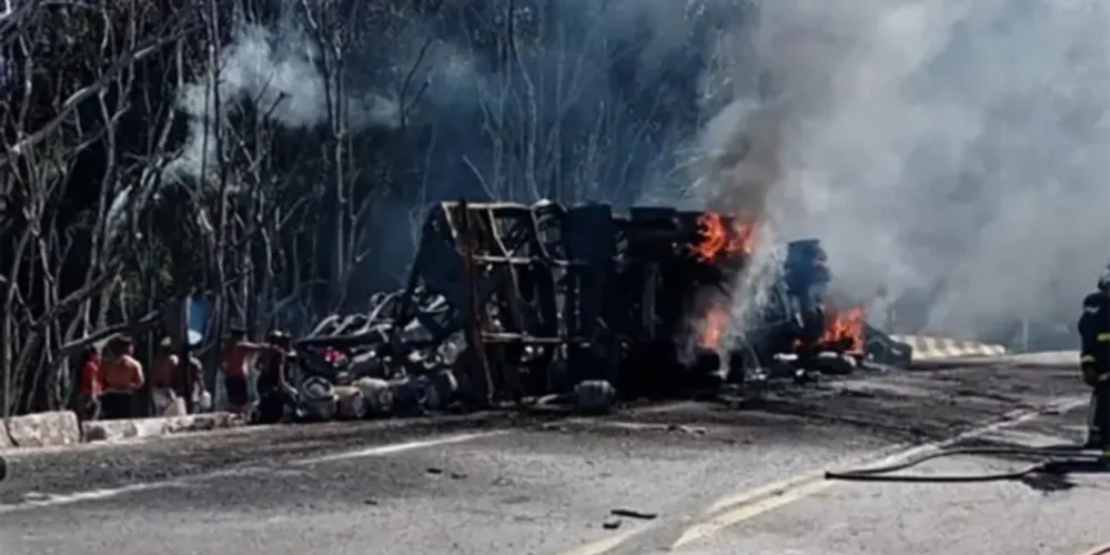 A situação chamou atenção dos motoristas que passavam pela rodovia, pois explosões e uma densa fumaça