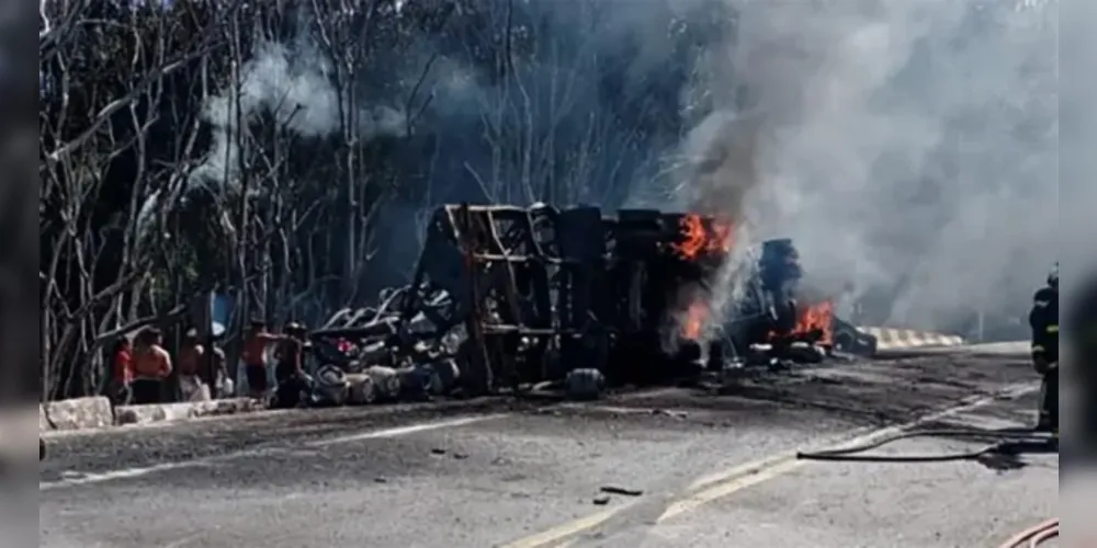 A situação chamou atenção dos motoristas que passavam pela rodovia, pois explosões e uma densa fumaça