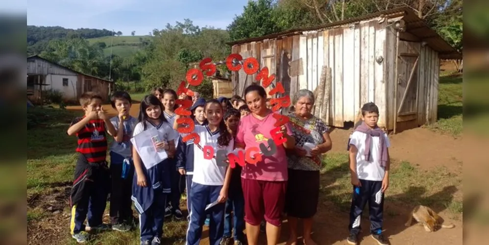 Panfletos, mosaico e conversa com moradores foram pontos altos da iniciativa