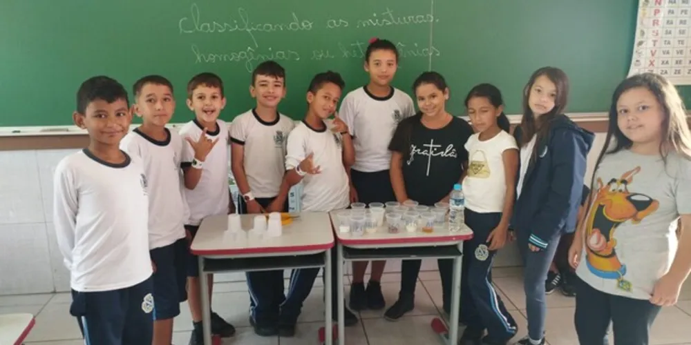 "Os alunos demonstraram grande entusiasmo ao realizar os experimentos", conta a docente