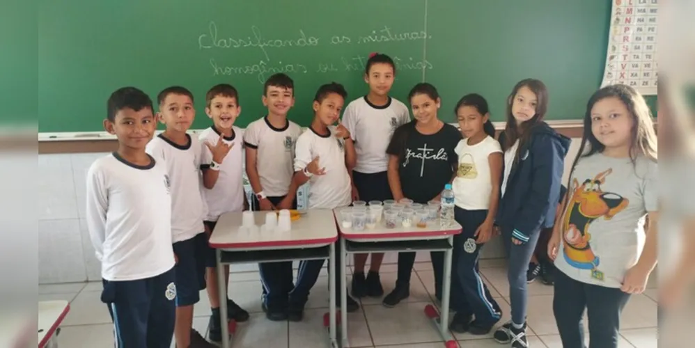 "Os alunos demonstraram grande entusiasmo ao realizar os experimentos", conta a docente