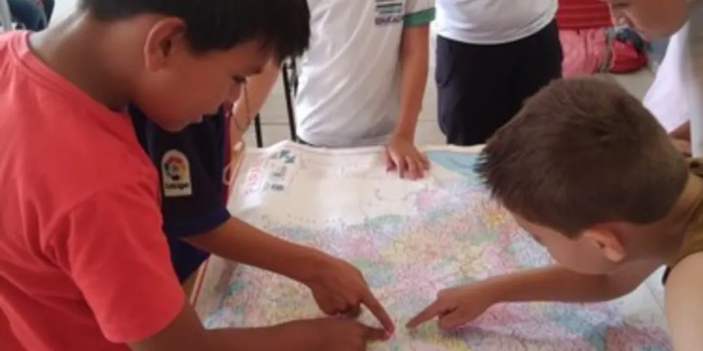 Paraná, principais cidades do estado, fronteiras, entre outros, foram identificados pelos alunos