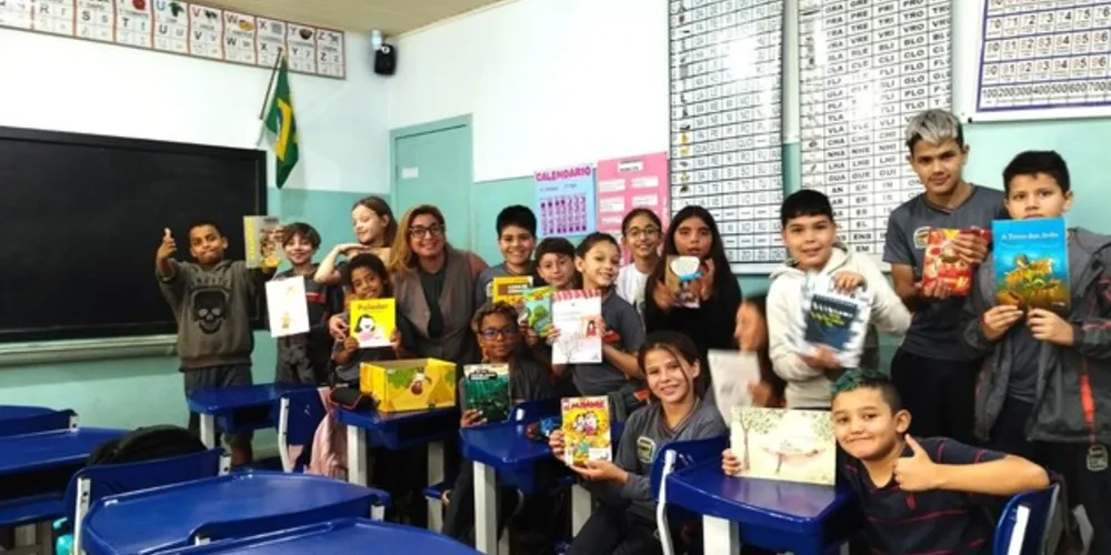 Uma vez por semana os alunos escolhessem títulos da caixa da professora para ler com a família