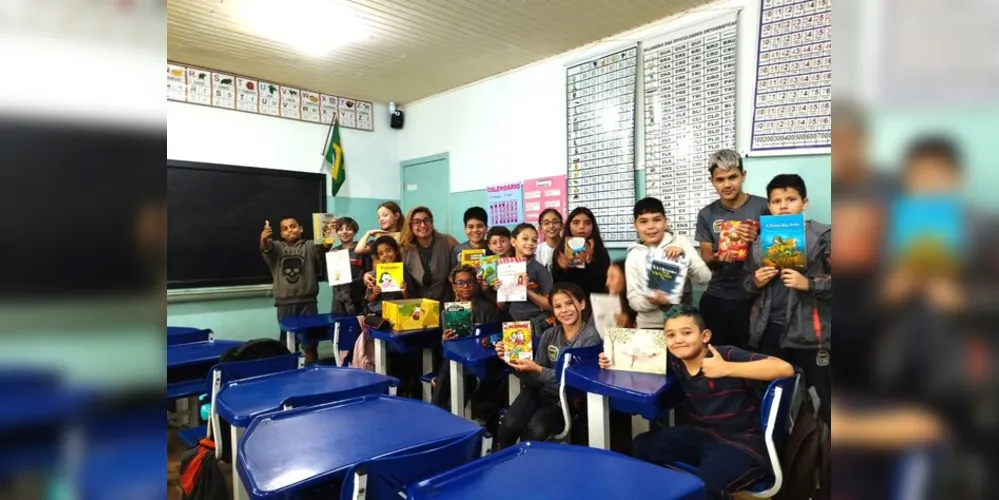 Uma vez por semana os alunos escolhessem títulos da caixa da professora para ler com a família