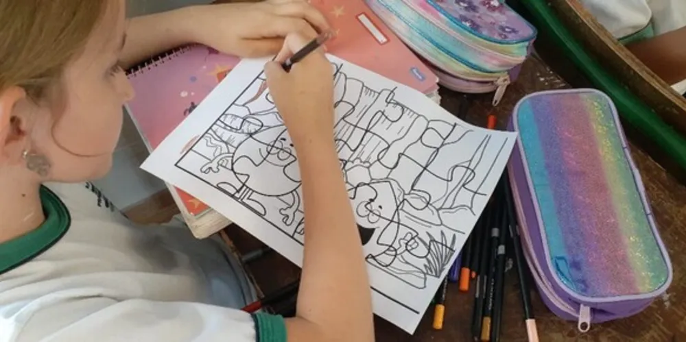 Materiais práticos, com alunos realizando produções, contribuiu efetivamente