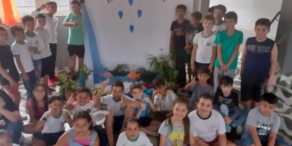 Uso de diversos materiais e plantas levadas pelas crianças contribuíram na confecção da estrutura