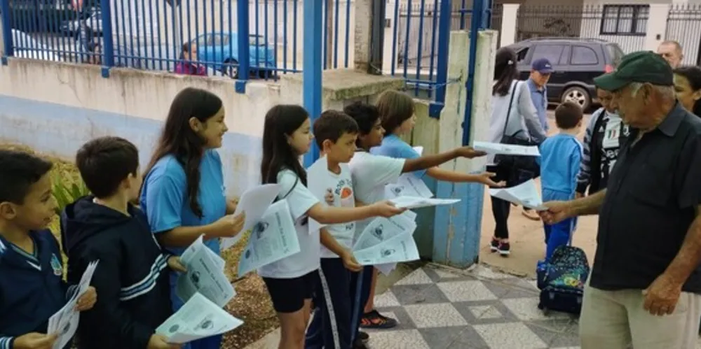 Educandos distribuíram periódico durante o horário de saída
